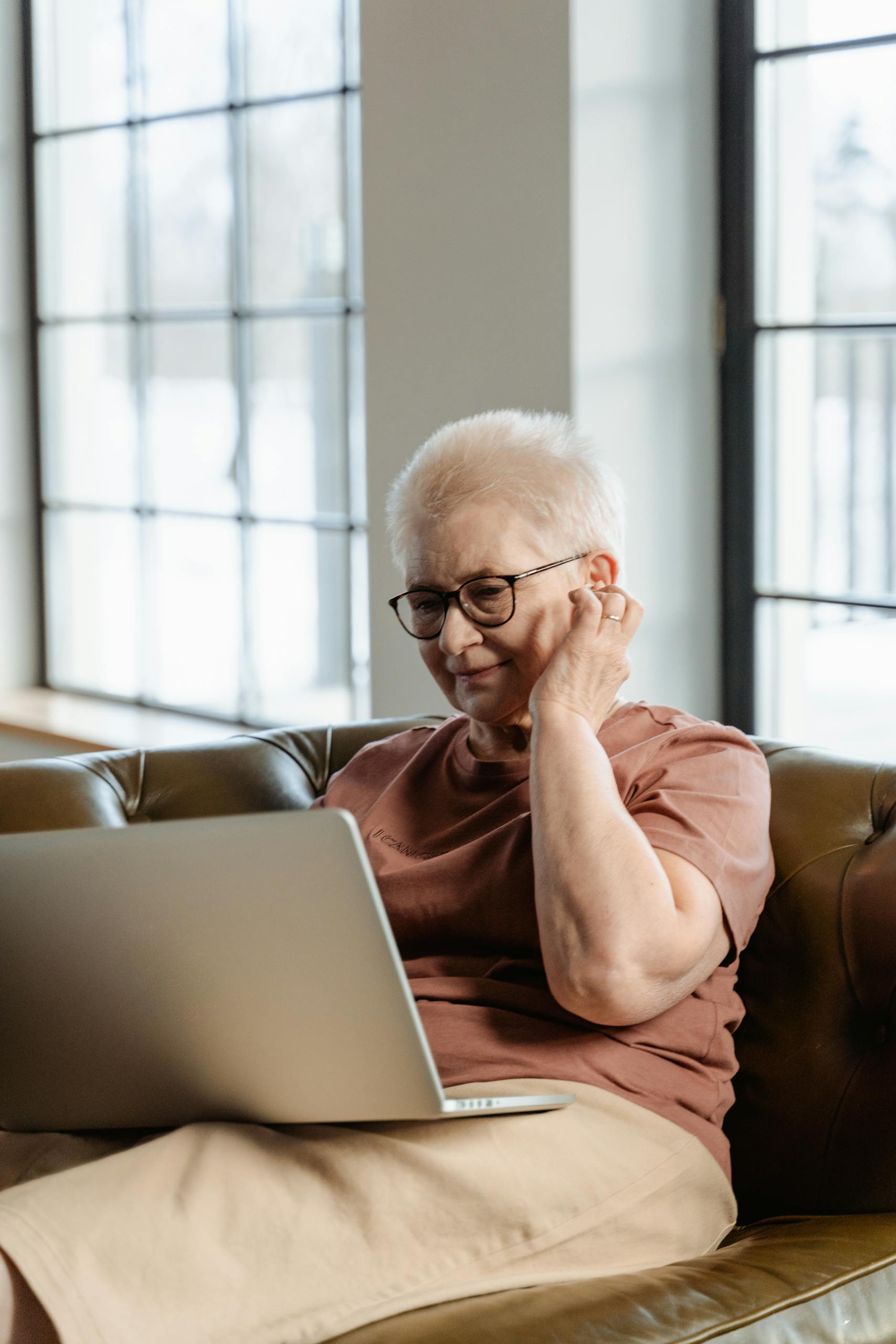 Donna davanti al computer che legge i requisiti di accesso alla pensione opzione donna