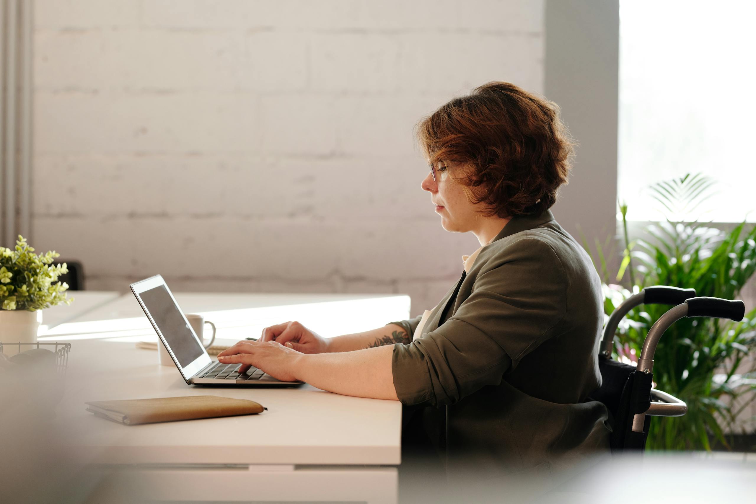 Lavoratore disabile seduto al desk con pc